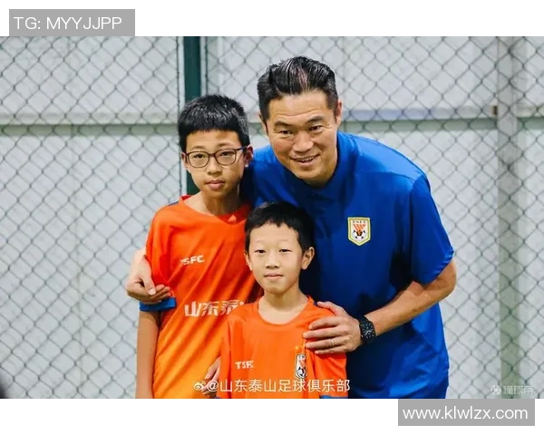 足球明星之间的深厚情谊与友谊赛场外的温暖瞬间